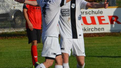 Komm in meine Arme: Der zweifache Torschütze Matthias Rutkowski (hinten) und Robert Zisler (vorne) freuen sich über den souveränen 4:0-Erfolg beim FC Günzburg.  	