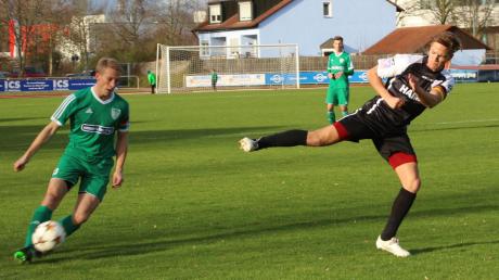 Stefan Raab (links) und der TSV Nördlingen hatten es gegen Aindling nicht leicht. Die umkämpfte Partie endete schließlich mit einem 1:1-Unentschieden. Damit riss zwar die Siegesserie der Nördlinger, doch es war für die Mannschaft auch das neunte Spiel in Folge ohne Niederlage.  	