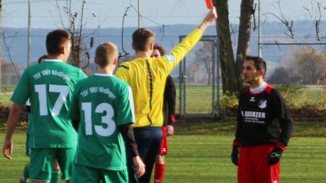 Der TSV Nördlingen (in grünen Trikots) gewann gegen den FC Affing mit 2:1. Gästespieler Diamant Hoti erhielt kurz vor Schluss die Rote Karte. 	