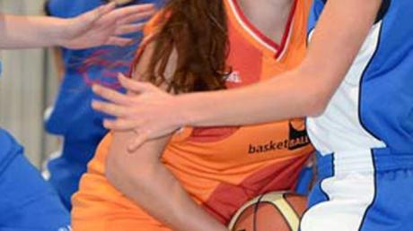 Diedorfs Flügelspielerin Gianna Sotoodehchaloshtay konnte sich trotz Gegenwehr durchsetzten. 	