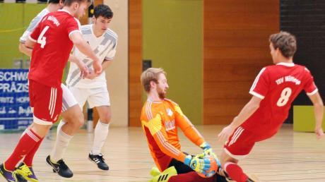 Der TSV Möttingen (in rot) beim vorjährigen Futsal-Vorrundenspiel zur schwäbischen Meisterschaft in Nördlingen gegen den SV Eggelstetten mit Raphael Schmid gegen Torwart Raimund Gritschneder.  	