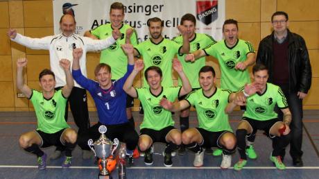 Mission erfolgreich abgeschlossen: Rainer Koch (links hinten) und die Spieler des FC Stätzling freuten sich über ihre gelungene Titelverteidigung bei der Landkreis-Endrunde in Dasing. 
