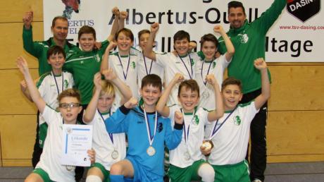 Sie freuen sich erneut über den Gewinn des Futsal-Landkreismeistertitels: die U-13-Junioren des FC Stätzling um Trainer Emanuel Baum (rechts). 