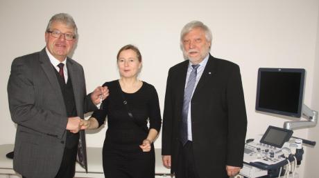 In Buchdorf hat Dr. Angela Lilla eine Arztpraxis eröffnet. Bürgermeister Georg Vellinger (links) überreichte die Schlüssel für die Räume. Für den Bayerischen Hausärzteverband gratulierte Dr. Jakob Berger.