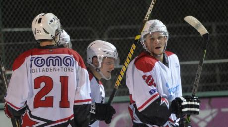 Die Burgauer Eishockeyspieler bejubeln einen Torerfolg im Heimspiel gegen Kempten. Am Ende reichte es sogar zum ersten Sieg. 	