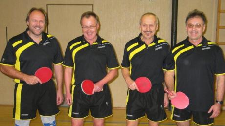 Die Tischtennisfreunde Bad Wörishofen (von links) Horst Müller, Alois Beierl, Xaver Eschenlohr und Gerhard Lucke mit neuen Trikots bei der Schwäbischen.  	