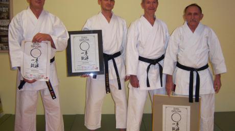 Die Wemdinger Karateka (von links) Rudi Gottwald (1. Dan), Andreas Bühler (4. Dan) und Lothar Kreutner (4. Dan, rechts) legten erfolgreich ihre Dan-Prüfungen ab. Trainer Jürgen Müller (5. Dan, zweiter von rechts) war stolz auf seine Sportler.