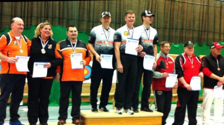 Silber gab’s für das Hohenraunauer Team (bei der Siegerehrung links) im Mannschaftswettkampf. 	