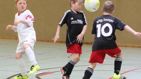 Spielszene vom F2-Junioren-Turnier aus der Partie des Turniersiegers TSV Wemding gegen den Dritten SpVgg Deiningen. 	