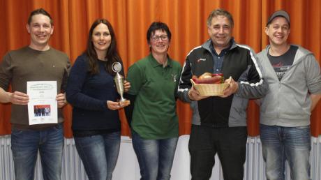 Die Sieger der Dorfmeisterschaft: (von links) Jörg Handfest, Angelika Handfest, Vorsitzende Gabi Schwegler, Georg Handfest und Stefan Handfest. 	