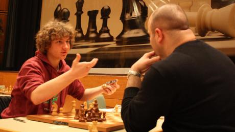 Beinahe sechs Stunden dauerte die Partie am Donnerstagabend zwischen Max Hess (links) und dem serbischen Großmeister Misa Pap. Woran es lag, dass der 18-jährige Unterallgäuer letztlich verlor, diskutierten die beiden Spieler nach der Partie angeregt. 