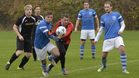 Für den FC Mindeltal (schwarze Trikots) geht es am Sonntag nach Ichenhausen. Die SpVgg Ellzee (blaue Trikots) versucht, im Heimspiel gegen Gundelfingen II die gute Herbstrunde zu bestätigen.  	