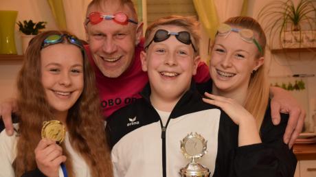 Bis auf die Mama schwimmt die ganze Familie Bruckdorfer leidenschaftlich. Beim Freiwasserschwimmen haben Papa Roland sowie die Kinder Lisa, Tim und Nina (von links) schon große Erfolg erzielt. 	