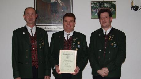 Beim SV Bleichen wurden verdiente Mitglieder ausgezeichnet: Fritz Probst (Mitte) wurde zum Ehrenmitglied ernannt. 1. Schützenmeister Georg Kober (links) und 2. Schützenmeister Peter Konrad gratulierten.
