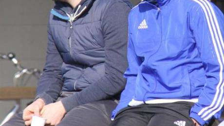 Nur zuschauen konnte der verletzte Neuzugang des FC Langweid, Ronny Roth (rechts). 	
