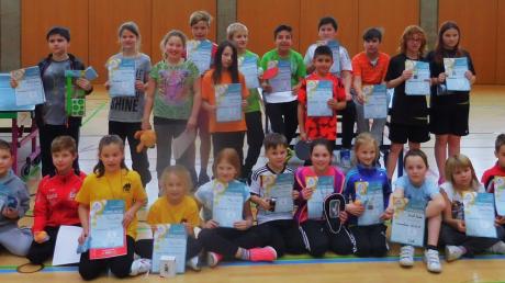 Früh übt sich: Stolz präsentieren die Teilnehmer der Tischtennis mini-Meisterschaften in Zusmarshausen ihre Urkunden. 	