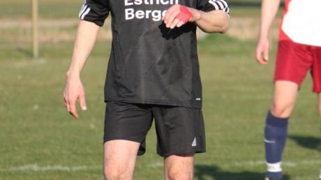 Großsorheims Spielertrainer Thomas Fischer beim Spiel in Grosselfingen. 	 	