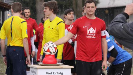 Wie in der Bundesliga wird beim TSV Meitingen vor dem Anpfiff der Spielball präsentiert. Kapitän Arthur Fichtner will aber im Heimspiel gegen Türkspor Augsburg auch Punkte präsentieren. 	