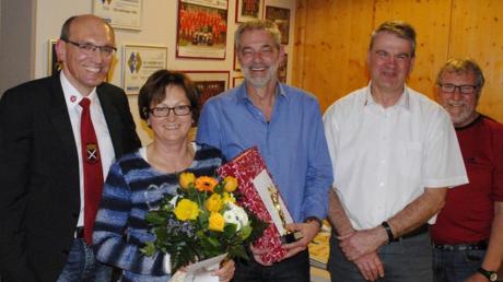 Die Preisträger des „Ehrenoskars“ Karin und Klaus Obermeyer mit dem Vorsitzenden Josef Mayer (links), dessen Stellvertreter Dieter Löfflad (Zweiter von rechts) und dem Ehrenamtsbeauftragten Willi Engelhardt.