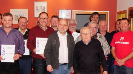 Zahlreiche Mitglieder wurden beim SV Roggden für ihre langjährige Mitgliedschaft geehrt. Links Vorsitzender Daniel Mayr, rechts Bürgermeister Willy Lehmeier. 	