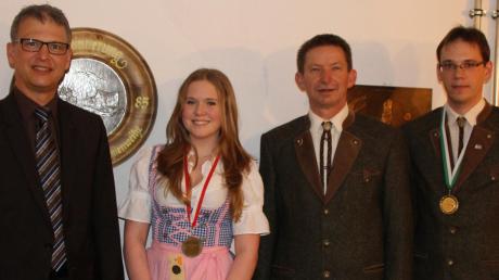 Die Siegerehrung mit (von links) Bürgermeister Robert Strobel, Stadtschützenkönigin Nadine Vucurovic, Schützenmeister Lorenz Baur und Sportleiter Johannes Stötter. 	