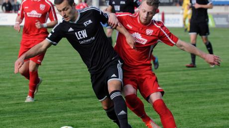 Während der FC Memmingen (in Schwarz) seinen Trainern Christian Braun und Thomas Reinhardt zufolge „mit viel Herz“ spielte und verdient gewann, zeigte der TSV Rain (mit Johannes Nießner, rechts) keine gute Leistung. 