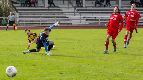Ein seltener Glücksmoment in der Mindelheimer Saison: Roman Feger (hinten) erzielt im Heimspiel gegen die TSG Thannhausen das 2:0. Am Ende gewinnt der TSV Mindelheim mit 4:1. 