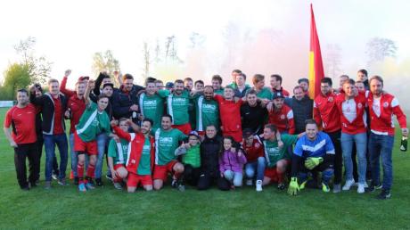Fans und Mannschaft des SC Wallerstein feierten nach dem 2:0 gegen Megesheim den bereits drei Spieltage vor Saisonschluss feststehenden Kreisklassen-Aufstieg.  	