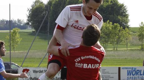 Die Nerven behalten: Unterthürheims Elferschütze Rainer Mattes lässt sich für sein 1:0 in der Nachspielzeit feiern. 