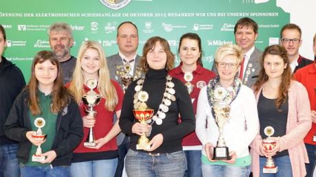 Die Titelträger der Harburger Stadtmeisterschaft durften sich über Pokale für ihre hervorragenden Leistungen freuen. 	