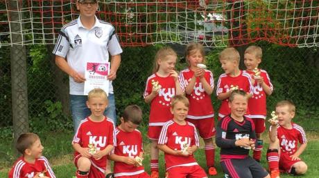 Die G-Junioren des SC Unterrieden freuten sich über ihre Pokale.