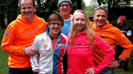 Zeigten beim Triathlon in Ingolstadt starke Leistungen: (von links) Helmut König, Theresa Wild, Wolfgang Wild, Daniela Hanus und Leonhard Wiedemann.  	