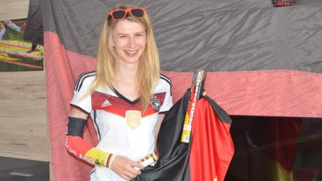Carina Völk (27) aus Kissing gewann das Fanset der Friedberger Allgemeinen und freute sich riesig drüber. 