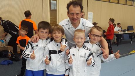 Trainer Roland Grimm mit seinen Youngsters (von links): Jochen Engelbrecht, Lorenz Grimmbacher, Alexander Kuhn und Georg Kirner.  	