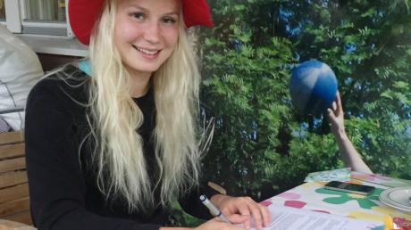 Anni Jämsä bei der Vertragsunterzeichnung mit Deutschland-Hut und Obstkuchen zur Feier des Tages.  	