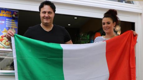 Raimondo Nerici mit Tochter Tiziana vor seiner Eisdiele in Nördlingen. Die beiden drücken der italienischen Nationalmannschaft die Daumen und hoffen, dass die Azzurri nach dem amtierenden Europameister Spanien nun auch den Weltmeister aus dem Turnier kicken.  	
