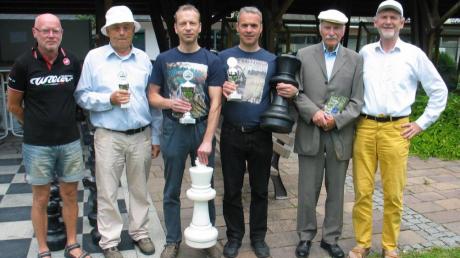 Turnierleiter Manfred Fischer (rechts) gratulierte den Siegern (von links): Rolf Müller, Kurt Mader, Helmut Specht, Günter Specht, Wolfgang Fleiner.  	