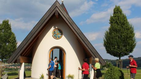 Neu im Streckenprofil der Ziemetshauser Etappe der Nordic-Walking-Landkreistour war die Christophoruskapelle. Zahlreiche Teilnehmer machten dort eine kurze Pause und besichtigten das Gotteshaus. 	