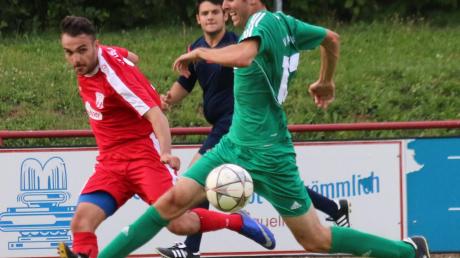 Bis vor wenigen Monaten spielten beide noch in der U19 des TSV Nördlingen, doch Florent Balaj (links) wechselte zum TSV Rain zurück. Rechts Felix Käser vom TSV Nördlingen U23. 	
