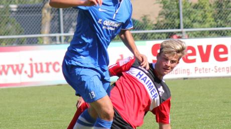 Einen Punkt gab’s für den Ichenhauser Andreas Beckmann (am Ball, hier bedrängt von Julian Mayr) beim Landesliga-Spiel in Aindling. 	