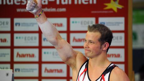 Daumen hoch für die gute Stimmung: Mit seiner sympathischen Art und viel Zeit für die Fans hatte Fabian Hambüchen im April 2015 die Monheimer begeistert. Nun krönte er seine Karriere mit dem Olympiasieg. 