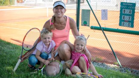 Sabine Klaschka hat es vom TC Kaufering aus auf die großen Tennisplätze dieser Welt geschafft. Mittlerweile ist der Hochleistungssport für die zweifache Mutter Geschichte. Hier ist sie mit ihren Kindern Maximilian und Lucy zu sehen. 	