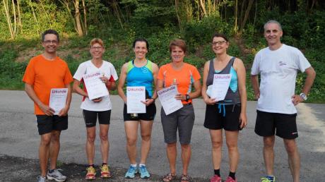 Die schnellsten Frauen über 10,6 Kilometer: TSV-Vorsitzender Thomas Wegst (links) und Organisator Robert Böhm (rechts) gratulierten (weiter von links) Ingrid Mayer (1.), Barbara Eberle (2.), Claudia Mauler (3.) und Anja Lederle (4.). 