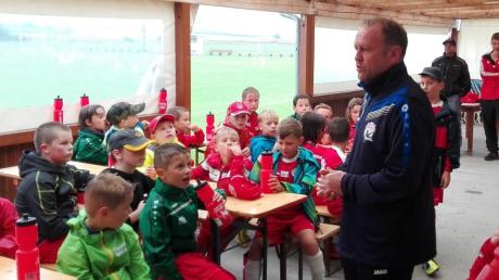 Hans Dorfner, ehemaliger Nationalspieler und Gründer der Hans-Dorfner-Fußballschule, schaute in Roggden vorbei. Die Kinder hörten ihm gespannt zu. 	