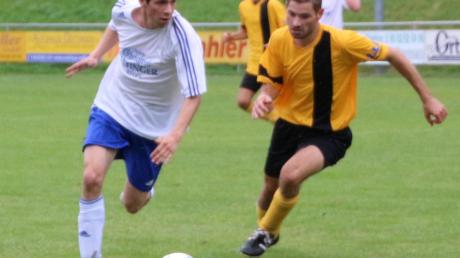 Michael Meyr vom SV Niederhofen-Ehingen (links) sucht einen gut postierten Mitspieler. Im Derby gegen den SV Hausen-Schopflohe gab es am Ende nur ein 0:0-Unentschieden.  	