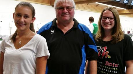 Lara Schlipf (links) und Nadine Schwertberger nahmen an den Deutschen Meisterschaften im Schießen teil. Uwe Schwertberger, Vorstand der Buchdorfer Schützen, gratulierte zu den guten Ergebnissen. 	