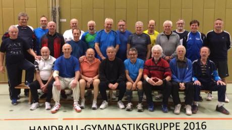 Die Handball-Gymnastikgruppe des SC Ichenhausen an einem Trainingsabend.  	