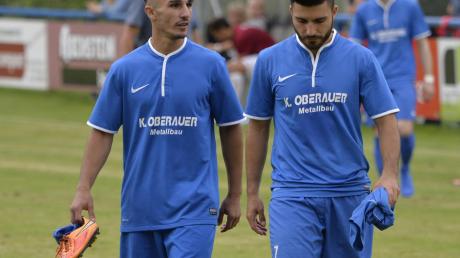 Zufriedenheit sieht anders aus: Ahmet Cam (links) und Kadir Yalap trotten vom Spielfeld. Cam wird künftig wohl gar nicht mehr im Trikot des SC Ichenhausen spielen: Der Offensivmann äußert konkrete Wechselabsichten. 	