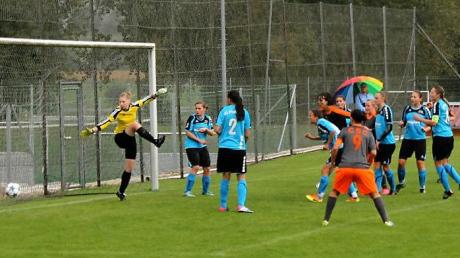 Mit einem Kopfball erzielte Anna Scheifele das 3:0 im Spiel des CSC Batzenhofen beim SV Freihalden. 	