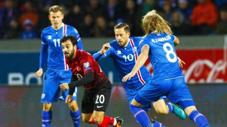 Das Hinspiel gewann Island 2:0 gegen die Türkei. Das Rückspiel wird heute live im TV und Stream auf RTL Nitro und DAZN übertragen.